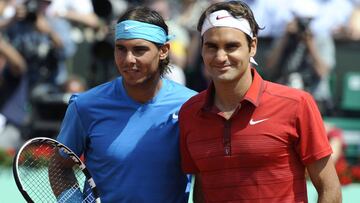 Rafael Nadal y Roger Federer posan antes de la final de Roland Garros 2011.