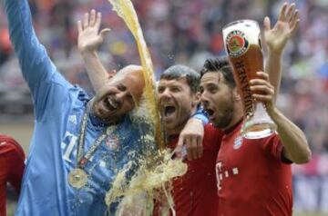 Xabi Alonso celebra con Reina y Pizarro su primera Bundesliga el 15 de mayo de 2015.