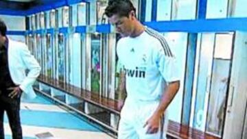 <b>LA ESPERA. </b>No dudó en dar toques en el vestuario.