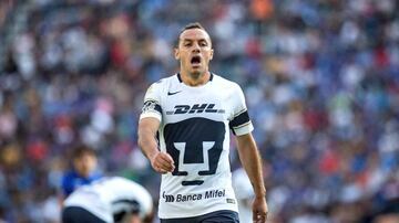 El experimentado futbolista chileno tuvo un breve paso en el balompié azteca con los Pumas. Tras un año de portar la camiseta auriazul fichó con el Racing de Avellaneda.