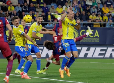 0-1. João Félix aprovecha un rechace en el área para marcar el primer gol con una chilena a la que no pudo llegar Jeremias Ledesma