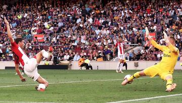 De Marcos bate, libre de marca, a Ter Stegen.