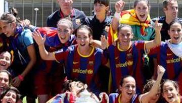 <b>CAMPEONAS. </b>El Barça posa con la Copa que ganó el año pasado.