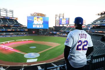 Juan Soto llegó a un acuerdo con los New York Mets, con cifras sin precedentes, por 15 temporadas a cambio de 765 millones de dólares.


Durante su paso por los New York Yankees, mantuvo estadísticas en la temporada regular, al mantener promedio de bateo de .288/.419/.569 con 41 home runs, 109 carreras impulsadas y 128 carreras anotadas.


En la postemporada también demostró grandes condiciones en el diamante, con OPS de 1.160, cuatro cuadrangulares y registró una línea de bateo de .429/.556/.857.


Al Bello/Getty Images/AFP (Photo by AL BELLO / GETTY IMAGES NORTH AMERICA / Getty Images via AFP)