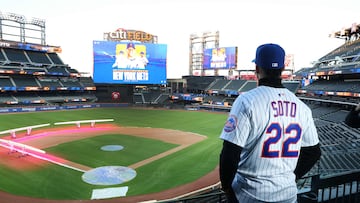 NEW YORK, NEW YORK - DECEMBER 12: Juan Soto of the New York Mets poses with his new uniform after his introductory press conference at Citi Field on December 12, 2024 in New York City. Al Bello/Getty Images/AFP (Photo by AL BELLO / GETTY IMAGES NORTH AMERICA / Getty Images via AFP)