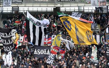 Injured Higuain forced off against Torino