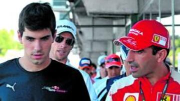 <b>ATENTO. </b>Alguersuari escucha con mucha atención las palabras de un experimentado Marc Gené.