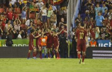 Los jugadores celebran el 5-1 de Pedro.