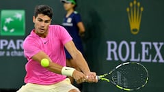 Carlos Alcaraz golpea de revés en su partido frente a Jack Draper en Indian Wells.