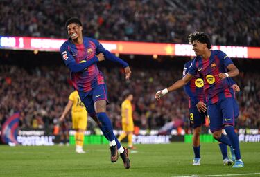 Marcus Rashford celebra con Lamine Yamal el 4-1 al Espanyol. 