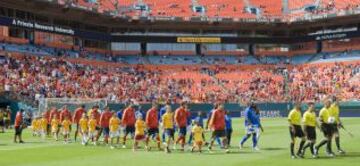 Salida al campo de ambas selecciones.