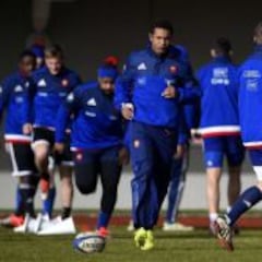 Francia amenaza a Escocia con la dupla Machenaud-Trinh Duc