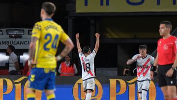 LAS PALMAS DE GRAN CANARIA, 09/05/2025.- El centrocampista del Rayo Vallecano, Álvaro García, celebra el primer gol del equipo vallecano durante el encuentro correspondiente a la jornada 35 de Laliga EA Sports que disputan hoy viernes Las Palmas y Rayo en el Estadio de Gran Canaria. EFE / Angel Medina G.