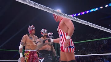Momento en que Rey Mysterio y el Grande Americano se dan la mano.