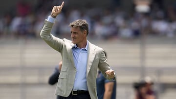 Míchel dirigiendo a Pumas.