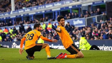 Raúl Jiménez festeja el segundo gol contra el Everton