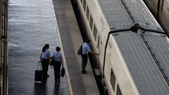 Varios trabajadores de Renfe entran en un AVE, en la estación Puerta de Atocha, a 3 de agosto de 2022, en Madrid (España). El Gobierno ha ampliado las bonificaciones para el transporte en ferrocarril con un 50% de descuento a determinados trayectos de corta duración y a servicios de AVE y Avant de Renfe desde el 1 de septiembre al 31 de diciembre de 2022. Además, los servicios ferroviarios de Cercanía, Rodalies (Cataluña) y Media Distancia serán gratis a partir del 24 de agosto con abonos recurrentes. El Ministerio de Transportes, Movilidad y Agenda Urbana tiene previsto destinar más de 200 millones de euros a compensar los descuentos aplicados en Avant y AVE.
03 AGOSTO 2022;GOBIERNO;CLIMATIZACIÓN;AVE;TRANSPORTE;DESCUENTOS;VIAJES
Jesús Hellín   / Europa Press
03/08/2022