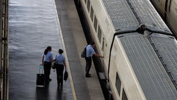 Varios trabajadores de Renfe entran en un AVE, en la estación Puerta de Atocha, a 3 de agosto de 2022, en Madrid (España). El Gobierno ha ampliado las bonificaciones para el transporte en ferrocarril con un 50% de descuento a determinados trayectos de corta duración y a servicios de AVE y Avant de Renfe desde el 1 de septiembre al 31 de diciembre de 2022. Además, los servicios ferroviarios de Cercanía, Rodalies (Cataluña) y Media Distancia serán gratis a partir del 24 de agosto con abonos recurrentes. El Ministerio de Transportes, Movilidad y Agenda Urbana tiene previsto destinar más de 200 millones de euros a compensar los descuentos aplicados en Avant y AVE.
03 AGOSTO 2022;GOBIERNO;CLIMATIZACIÓN;AVE;TRANSPORTE;DESCUENTOS;VIAJES
Jesús Hellín   / Europa Press
03/08/2022