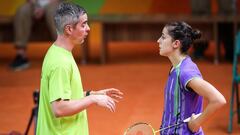 BRA115. R&Iacute;O DE JANEIRO(BRASIL), 08/08/2016. - La jugadora de B&aacute;dminton de Espa&ntilde;a Carolina Mar&iacute;n (d),bicampeona mundial (2014-2015), y su entrenador Fernando Rivas durante un entrenamiento hoy, jueves 08 de agosto de 2016, en el Riocentro de R&iacute;o de Janeiro (Brasil), en el marco de los Juegos Ol&iacute;mpicos R&iacute;o 2016. Mar&iacute;n se enfrentar&aacute; a la finlandesa Nanna Vainio el pr&oacute;ximo jueves 11 de agosto en la ronda preliminar de b&aacute;dminton. EFE/FERNANDO BIZERRA JR