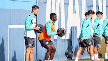 Entrenamiento del M¨¢laga. En primer plano Genaro y Moussa.