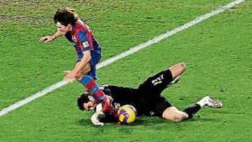 <b>ERROR DE MEJUTO. </b>Diego López tocó el balón y no a Bojan, Mejuto pitó penalti que paró el meta.