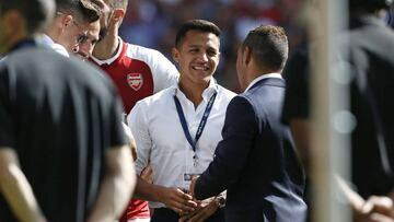 Alexis Sánchez habla con Santi Cazorla tras el duelo del Arsenal con el Chelsea en la Community Shield.