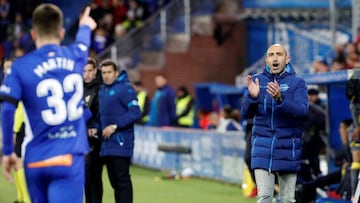 GRAF6123. VITORIA, 17/07/2014.- El entrenador de del Deportivo Alav&eacute;s, Abelardo Fern&aacute;ndez (d), durante el partido de Liga en Primera Divisi&oacute;n ante la UD las Palmas disputado esta noche en el estadio de Mendizorrotza, en Vitoria. EFE/Adri&aacute;n Ruiz de Hierro