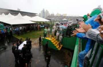 Interior del estadio arena Conda en Chapecó, donde se celebra el homenaje a los jugadores y miembros del equipo técnico del club, fallecidos en el accidente aéreo en Colombia.