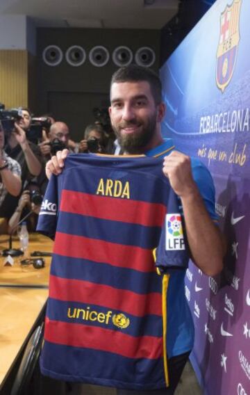 La presentación de Arda Turan en imágenes