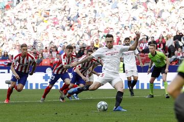 Atlético de Madrid 2-2 Sevilla | Ocampos engañó a Oblak desde los once metros. El penalti vino de una falta de Trippier sobre el propio Ocampos dentro del área. 