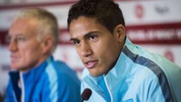 Raphael Varane hablando en rueda de prensa.