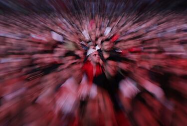 Curiosa instantánea de un grupo de aficionados de Albania viendo el encuentro ante España. 
