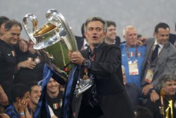 Mourinho con la Champions League 2010 ganada con el Inter.