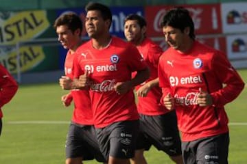 Un grupo de la Roja realiza un trote en el entrenamiento del miércoles en Juan Pinto Durán.