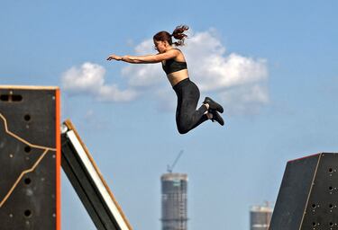 La mexicana Raquel Olson salta de un obstáculo a otro durante la prueba de velocidad en parkour de los Juegos Universales que se están disputando en Chengdu, China, donde disciplinas como esta, que se barajó para estar en los Juegos Olímpicos de Los Ángeles 2028, tienen lugar. El tirasoga, los bolos o el esquí acuático, otros deportes que se pueden ver.