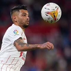 ‘Tecatito’ Corona dio asistencia en la derrota del Sevilla