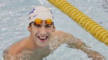 <b>REGALO. </b>Phelps recoge el cheque de manos de Joe Gromek.