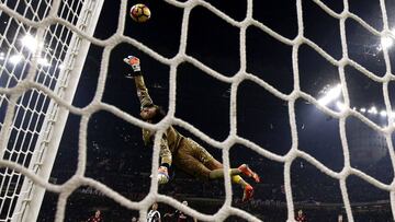 AC Milan&#039;s goalkeeper Gianluigi Donnarumma saves a goal during the Italian Serie A football match AC Milan versus Juventus on October 22, 2016 at the San Siro Stadium in Milan.  / AFP PHOTO / MARCO BERTORELLO