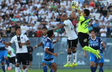 Humberto Suazo intenta superar a Pedro Carrizo.