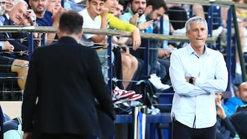 VILLARREAL, 04/06/2023.- El entrenador del Villarreal Quique Setién (d) durante el partido de la última jornada de Liga que Villarreal y Atlético de Madrid juegan hoy domingo en el estadio de La Cerámica. EFE/ Doménech Castelló
