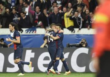 Lavezzi celebra con sus compañeros el 1-0.