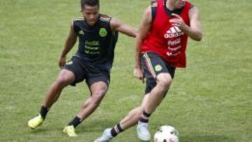 H&eacute;ctor Herrera, en la foto marcado por Giovani,  es uno de los candidatos a ocupar la banda derecha del mediocampo mexicano.