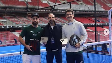 Los periodistas Nacho Palencia e Iñaki Aguirregabiria con Juanfran en el torneo de pádel organizado hoy en el Metropolitano por El sueño de Vicky.