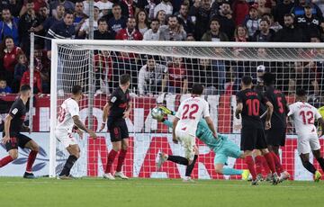 El jugador del Sevilla, Franco Vázquez, marca el 1-0 al Atlético de Madrid.