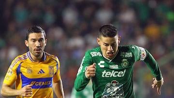 MEX3674. LEÓN (MÉXICO), 22/02/2025.- James Rodríguez de León conduce el balón este sábado, en un partido de la jornada 10 del torneo Clausura 2025 de la Liga MX entre León y Tigres, en el Estadio León, en Guanajuato (México). EFE/ Luis Ramírez