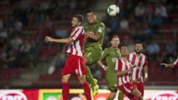 Timor y Bernardo pugnan por el balón.