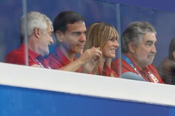 El presidente del Gobierno, Pedro Sánchez, y su mujer, Begoña Gómez, asistieron al partido junto a Fernando Carpena, presidente de la RFEN, y José Manuel Rodríguez Uribes, presidente del CSD.