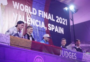 Javier Pérez, con gorra, el primero de la fila de jueces empezando por la izquierda, es el referente del freestyle en España.