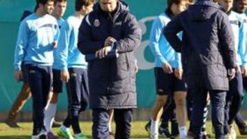 <b>LA HORA DE LA COPA. </b>Mauricio Pochettino observa su reloj, ayer, instantes antes de dar por finalizada la 'sesión' a puerta abierta.