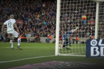 Neymar lanza al poste y Messi aprovecharía para marcar el 3-0.